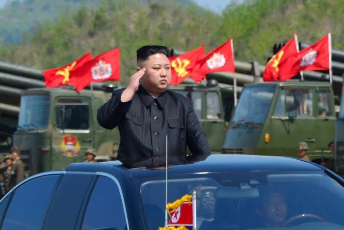 Lãnh đạo Triều Tiên Kim Jong-un quan sát cuộc tập trận nhân kỷ niệm 85 năm thành lập quân đội 26-4. Ảnh: REUTERS