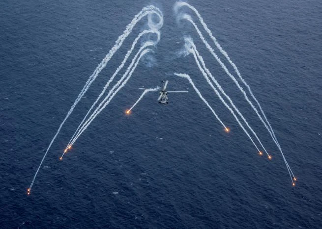 Trực thăng chiến đấu MH-60R Sea Hawk trong một cuộc tập trận ở biển Philippines, cùng tàu sân bay USS Carl Vinson của Mỹ ngày 24-4. Ảnh: REUTERS