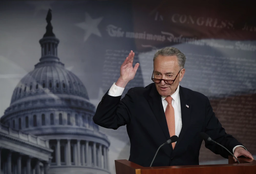 Nghị sĩ Chuck Schumer, lãnh đạo phe thiểu số Dân chủ tại Thượng viện tại một cuộc họp báo ở Quốc hội ngày 27-4. Ảnh: AP