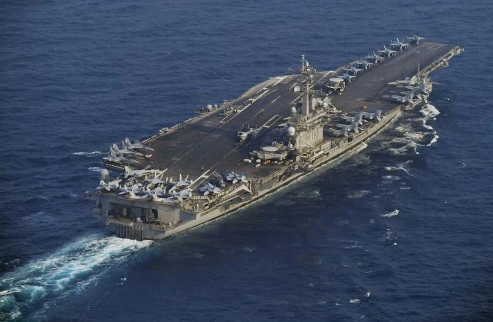 Tàu sân bayy USS Carl Vinson lớp Nimitz của Mỹ ngoài bở biển tỉnh Nagasaki phía nam Nhật ngày 29-4. Ảnh: REUTERS