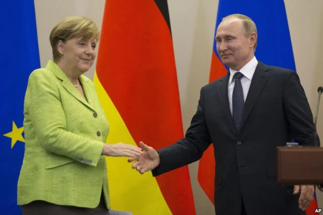 Tổng thống Nga Putin (phải) và Thủ tướng Đức Merkel gặp nhau tại TP Sochi (Nga) ngày 2-5. Ảnh: AP