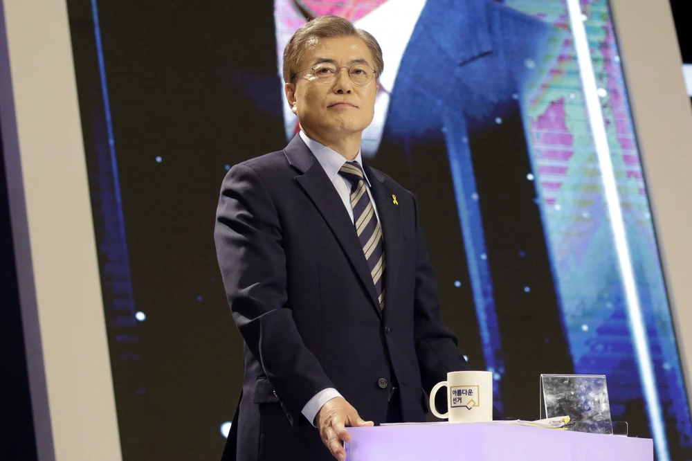 Ứng viên tổng thống hàng đầu Hàn Quốc Moon Jae-in thuộc đảng Dân chủ chuẩn bị tranh luận trên tuyền hình ngày 2-5. Ảnh: BLOOMBERG