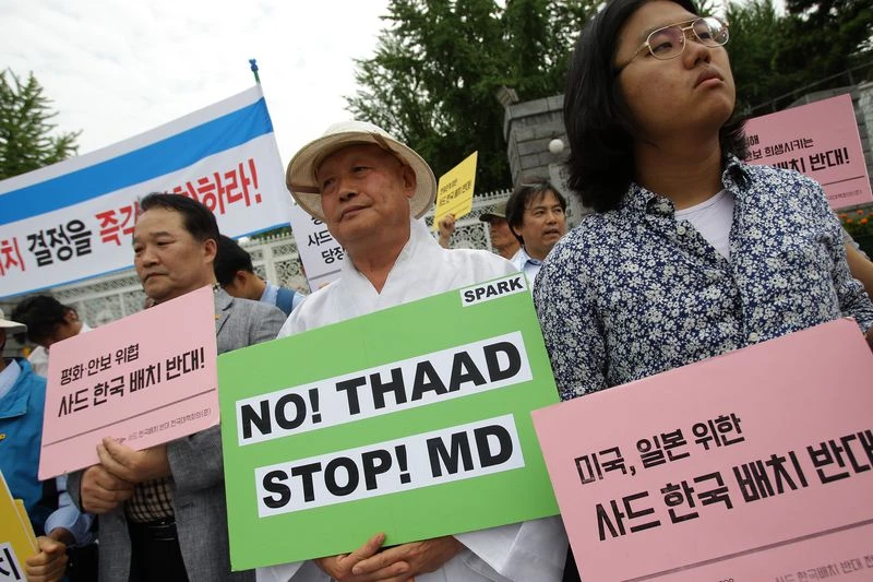 Dân Hàn Quốc biểu tình phản đối triển khai hệ thống tên lửa THAAD trước trụ sở Bộ Quốc phòng ở Seoul ngày 13-6-2016, thời điểm Mỹ và Hàn Quốc mới đạt thỏa thuận về hệ thống THAAD. Ảnh: GETTY IMAGES