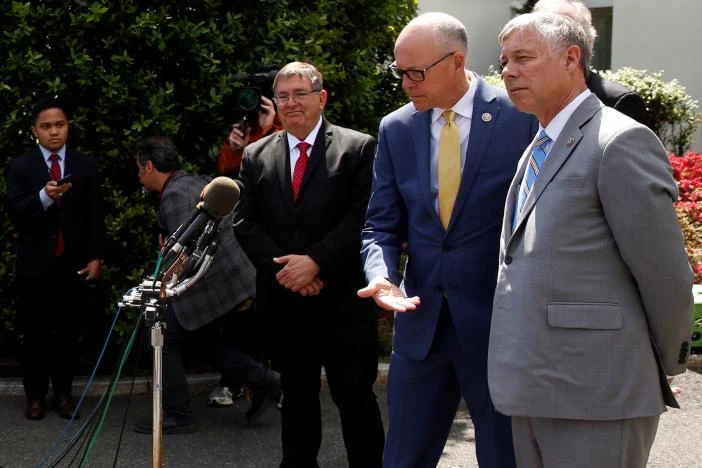 Các nghị sĩ Cộng hòa ôn hòa trao đổi với báo chí về dự luật thay thế Obamacare sau cuộc gặp với Tổng thống Trump tại Nhà Trắng ngày 3-5. Ảnh: REUTERS