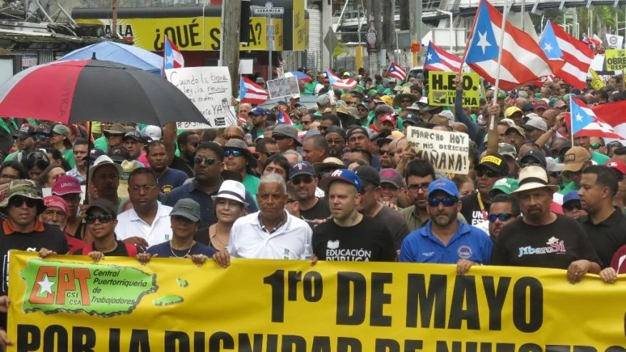 Người dân Puerto Rico biểu tình ngày 1-5 đòi kiểm toán truy cứu ai chịu trách nhiệm khoản nợ công khổng lồ 70 tỷ USD. Ảnh: AP