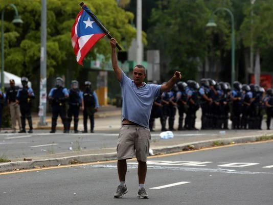 Biểu tình phản đối thắt lưng buộc bụng ở Puerto Rico ngày 1-5. Ảnh: EPA