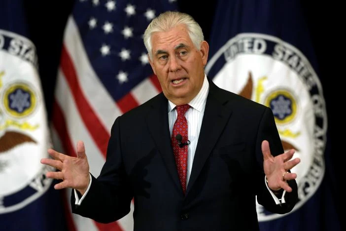 Ngoại trưởng Mỹ Rex Tillerson phát biểu không cần giấy tờ trong 40 phút trước nhân viên Bộ Ngoại giao Mỹ ngày 3-5. Ảnh: REUTERS