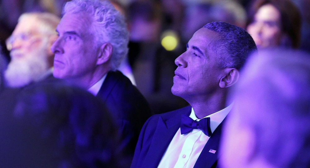 Cựu Tổng thống Obama nghe ca sĩ James Taylor biểu diễn tại buổi lễ trao giải Tấm gương Dũng cảm 2017. Ảnh: GETTY IMAGES