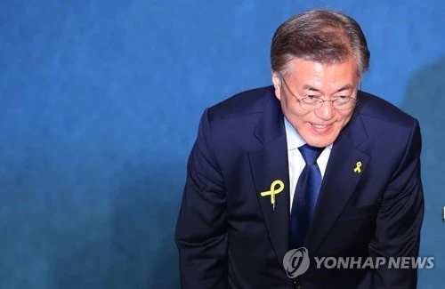 Ông Moon Jae-in tuyên bố chiến thắng khuya 9-5. Ảnh: YONHAP