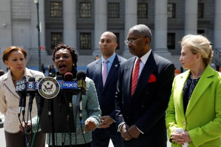 Các nghị sĩ Dân chủ họp báo tại New York ngày 10-5 chỉ trích quyết định sa thải ông Comey của ông Trump. Ảnh: REUTERS