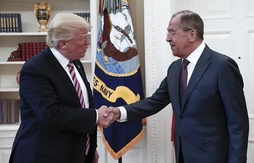 Tổng thống Mỹ Trump (trái) tiếp Ngoại trưởng Nga Lavrov tại Nhà Trắng ngày 10-5. Ảnh: TASS