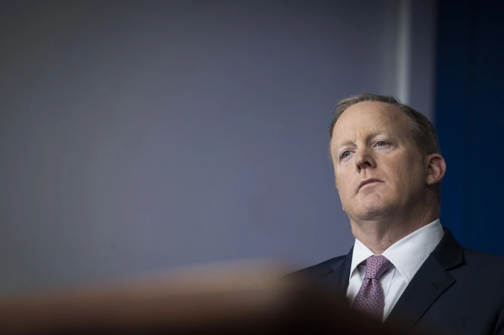 Người phát ngôn Nhà Trắng Sean Spicer đã phải trốn trong văn phòng khi truyền thông tìm đến truy hỏi về vụ ông Trump tiết lộ thông tin mật cho phía Nga. Ảnh: GETTY IMAGES