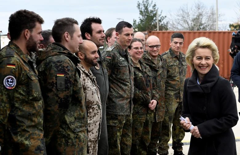 Nữ Bộ trưởng Quốc phòng Đức Ursula von der Leyen thăm binh sĩ Đức tại căn cứ không quân Incirlik (Thổ Nhĩ Kỳ) ngày 21-1-2016. Ảnh: REUTERS