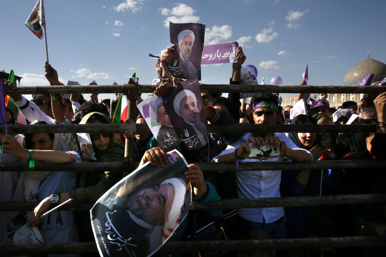 Quyết định giữ thỏa thuận hạt nhân của Mỹ có lợi cho Tổng thống Iran Hassan Rouhani trong cuộc bầu cử sắp tới. Ảnh: AP