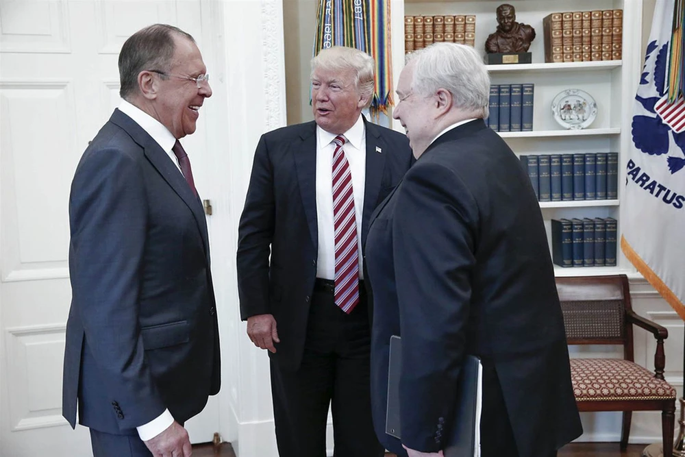 Tổng thống Mỹ Trump (giữa) trong buổi tiếp Ngoại trưởng Nga Sergei Lavrov (trái) và đại sứ Nga tại Mỹ Sergei Kislyak ngày 10-5 tại Nhà Trắng. Ảnh: AP