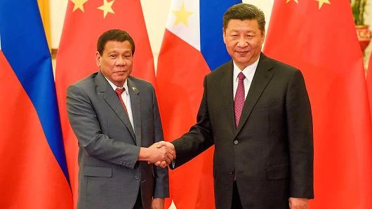 Tổng thống Philippines Rodrigo Duterte (trái) và Chủ tịch Trung Quốc Tập Cận Bình trước cuộc gặp song phương ngày 15-5 tại Bắc Kinh (Trung Quốc). Ảnh: REUTERS