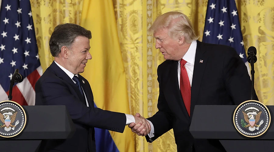 Tổng thống Mỹ Donald Trump (phải) và Tổng thống Colombia Juan Manuel Santos tại cuộc họp báo ngày 18-5. Ảnh: REUTERS