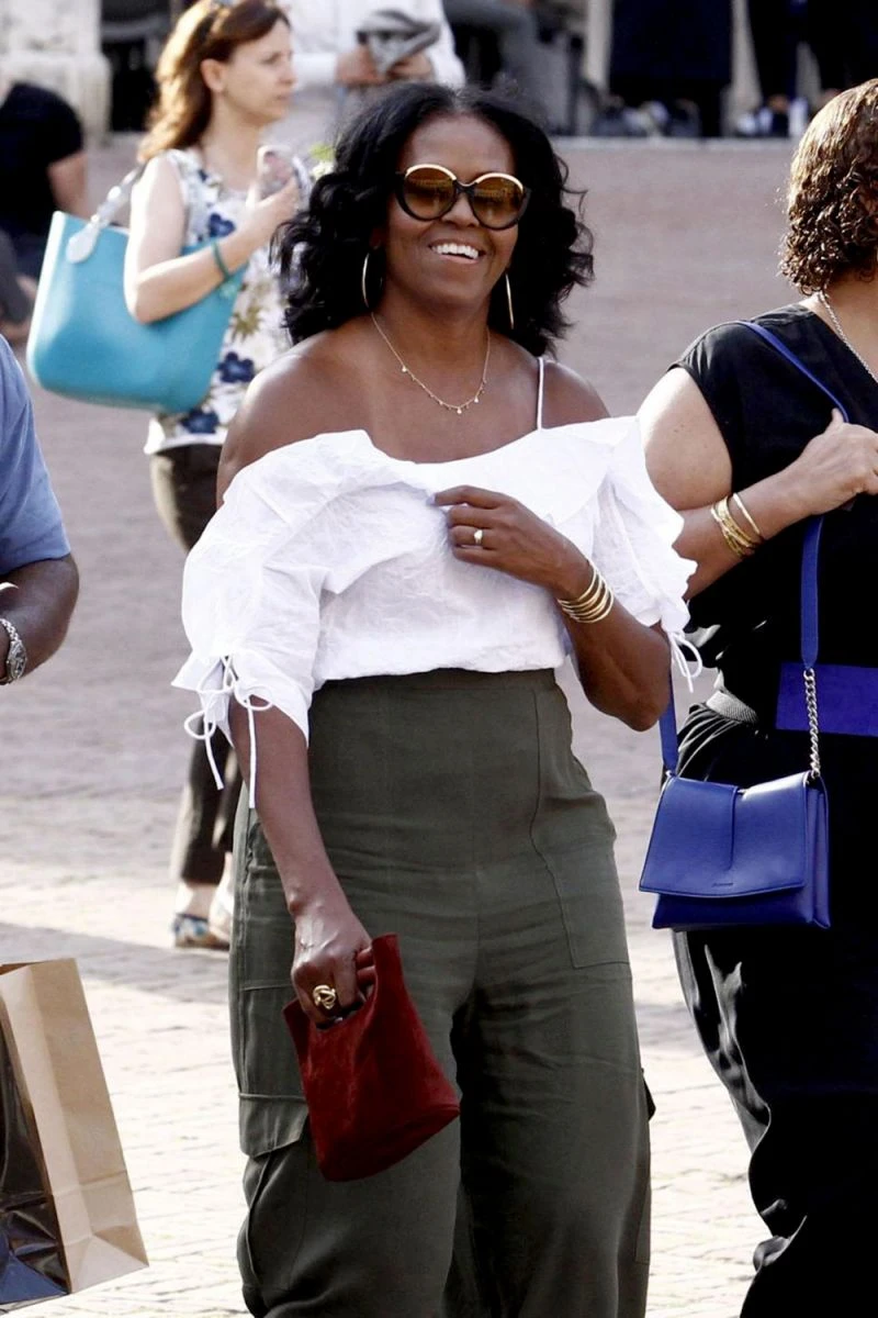 Bà Obama mặc áo trễ vai và quần vải lanh ống rộng trên đường phố Ý. Ảnh: TWITTER