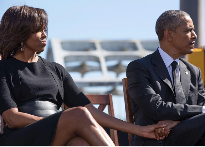 Khoảnh khắc nắm tay dịu dàng của vợ chồng cựu Tổng thống Obama năm 2015. Ảnh: TWITTER