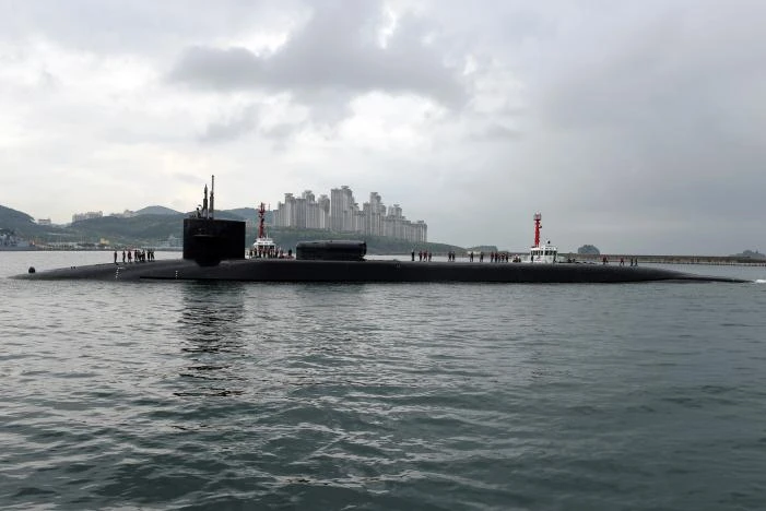 Tàu ngầm hạt nhân lớp Ohio USS Michigan trang bị tên lửa dẫn đường tại cảng Busan (Hàn Quốc) ngày 24-4. Ảnh: REUTERS