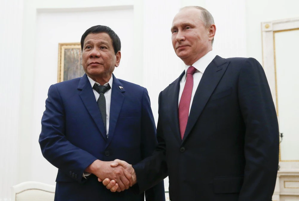 Tổng thống Nga Vladimir Putin (phải) tiếp Tổng thống Philippines Rodrigo Duterte tại điện Kremlin (Nga) ngày 23-5. Ảnh: AP