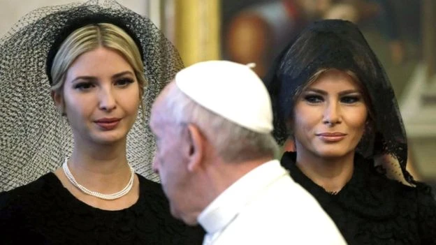 Đệ nhất phu nhân Melania Trump và cô Ivanka Trump mặc trang phục đen và trùm đầu khi gặp Giáo hoàng Francis ở Vatican Ảnh: EPA