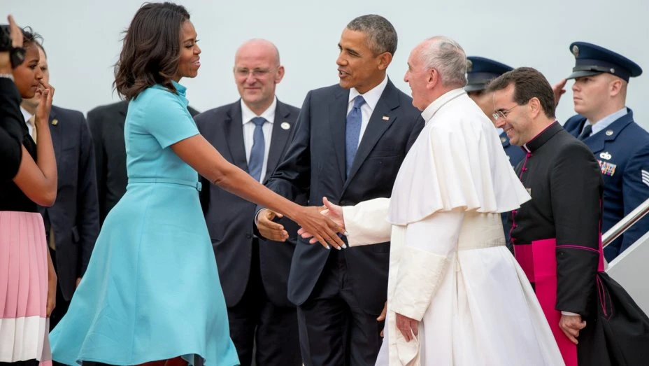 Đệ nhất phu nhân Michelle Obama không mặc trang phục đen và trùm đầu khi đón Giáo hoàng Francis sang thăm Mỹ năm 2015. Ảnh: HOLLYWOOD REPORTER