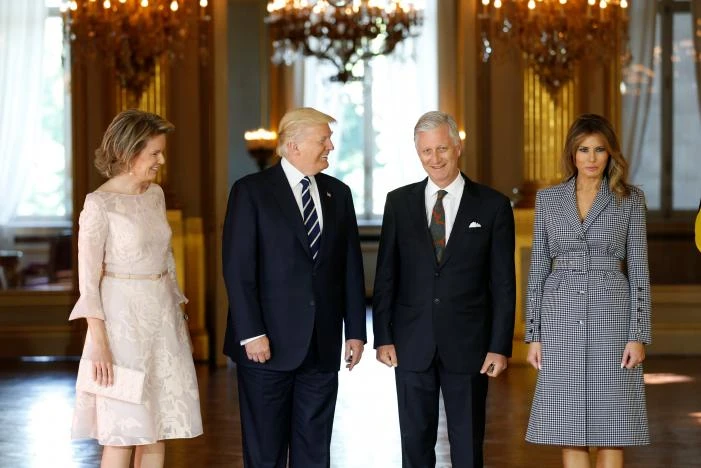 Tổng thống Mỹ Donald Trump (thứ hai bên trái) và Đệ nhất phu nhân Melania Trump (phải) được Vua Bỉ Philippe và Hoàng hậu Mathilde đón tiếp ngày 24-5. Ảnh: REUTERS
