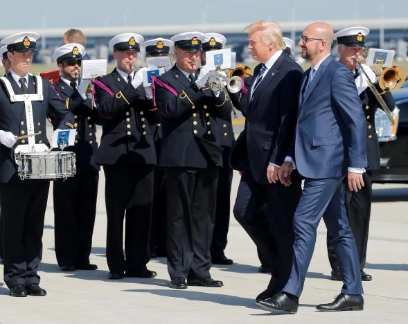 Tổng thống Mỹ Donald Trump và Thủ tướng Bỉ Charles Michel (phải) duyệt binh danh dự tại sân bay Brussels (Bỉ) ngày 24-5. Ảnh: REUTERS
