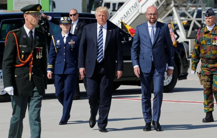 Tổng thống Mỹ Donald Trump (giữa, trái) được Thủ tướng Bỉ Charles Michel (giữa, phải) đón tại sân bay Brussels (Bỉ) ngày 24-5. Ảnh: REUTERS