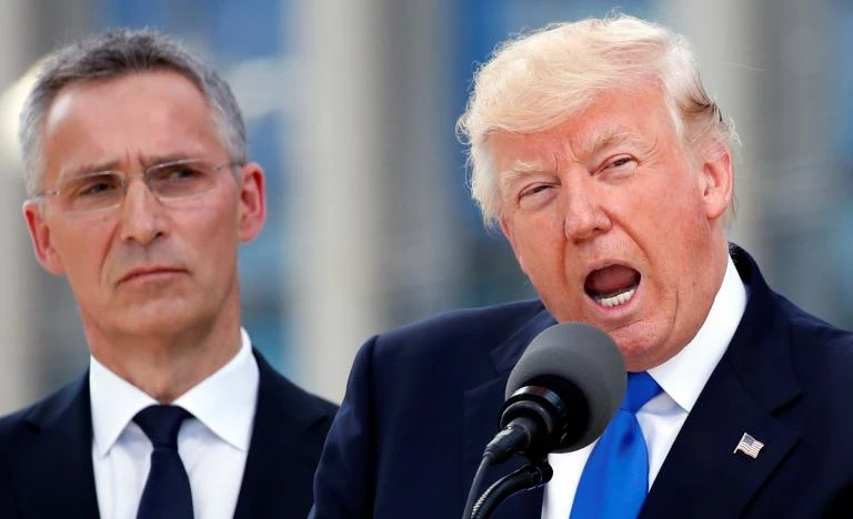 Tổng thống Mỹ Donald Trump (phải) và Tổng Thư ký NATO Jens Stoltenberg tại hội nghị NATO ở Brussels (Bỉ) ngày 25-5. Ảnh: REUTERS