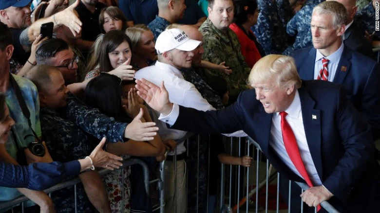 Tổng thống Trump gặp binh sĩ Mỹ tại căn cứ hải quân Sigonella ở Ý ngày 27-5. Ảnh: CNN