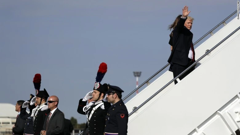 Vợ chồng Tổng thống Trump lên chiếc Không lực Một từ Ý bay về Mỹ ngày 27-5. Ảnh: CNN
