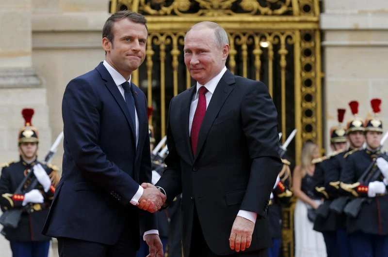 Tổng thống Pháp Macron đón Tổng thống Nga Putin trước Cung điện Versailles, ngày 29-5. Ảnh: AP