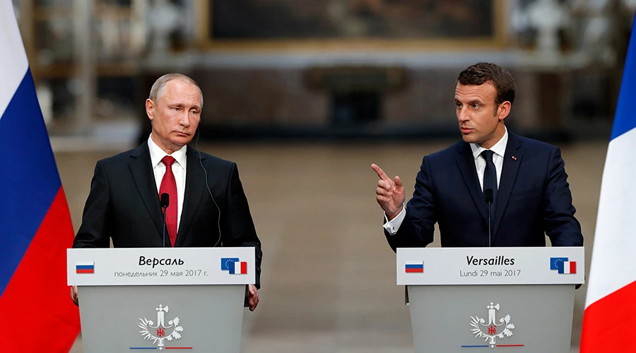 Tổng thống Pháp Macron (phải) và Tổng thống Nga Putin họp báo sau cuộc gặp tại Cung điện Versailles, ngày 29-5. Ảnh: AP