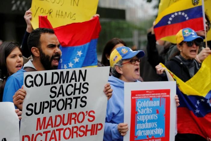 Người dân Mỹ gốc Venezuela biểu tình trước trụ sở Goldman Sachs ở New York (Mỹ) ngày 30-5, phản đối ngân hàng này mua trái phiếu Venezuela. Ảnh: REUTERS