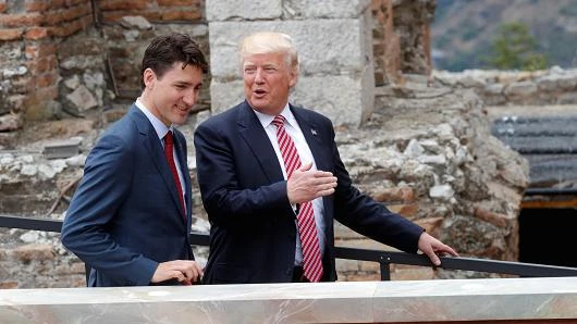 Tổng thống Mỹ Trump (phải) đã cung cấp số điện thoại di động của mình cho Thủ tướng Canada Trudeau. Hai lãnh đạo tại hội nghị G7 ở Ý ngày 26-5. Ảnh: REUTERS