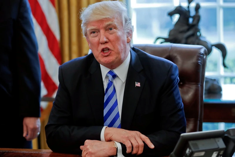 Tổng thống Mỹ Trump đề nghị lãnh đạo các nước gọi trực tiếp cho mình qua điện thoại di động để tránh rò rỉ. Ảnh: AP