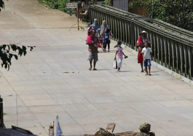 Dân thường sơ tán ở Marawi ngày 30-5. Ảnh: AP