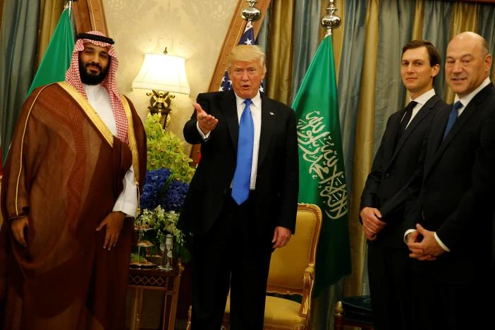 Tổng thống Mỹ Donald Trump (giữa) và Bộ trưởng Quốc phòng Saudi Arabia Mohammed bin Salman (trái) trong chuyến thăm Saudi Arabia tháng trước. Ảnh: REUTERS