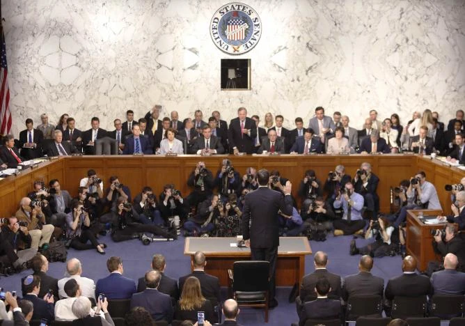 Ông Comey tuyên thệ trước khi điều trần. Ảnh: REUTERS