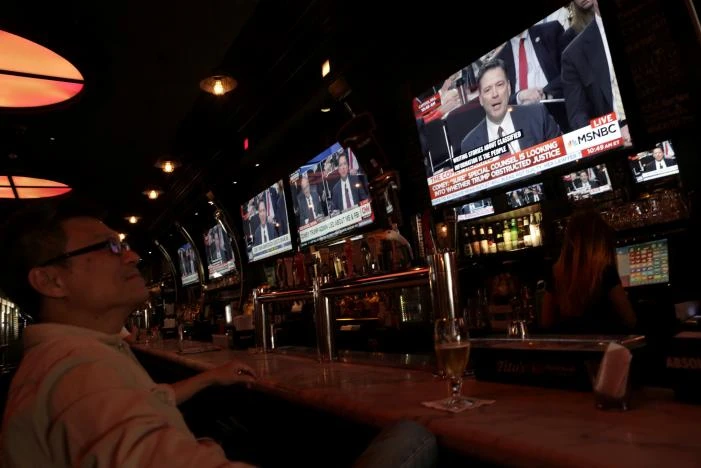 Người dân Mỹ theo dõi cuộc điều trần được truyền hình trực tiếp cả nước. Ảnh: REUTERS