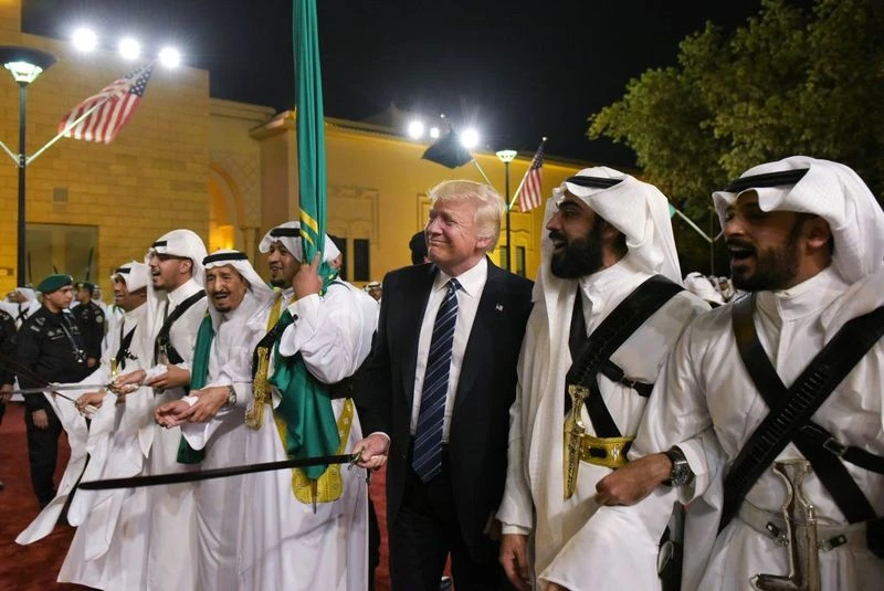 Tổng thống Mỹ Trump (thứ 3 từ phải sang) trong chuyến thăm Saudi Arabia tháng trước. Ảnh: GETTY IMAGES