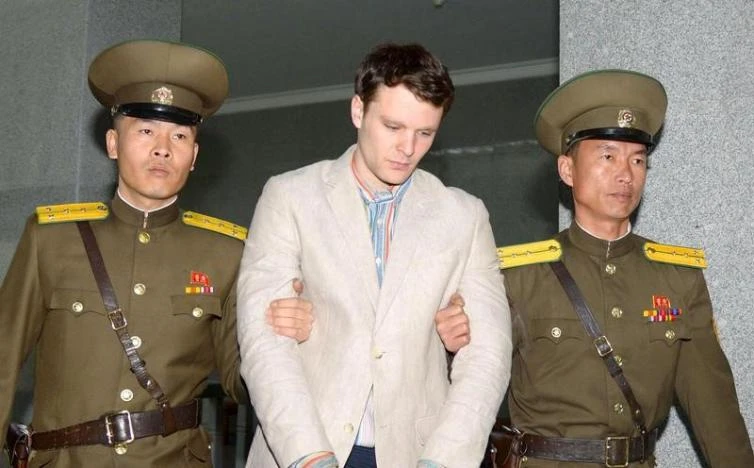 Sinh viên Otto Warmbier (giữa) bị dẫn giải ra tòa ở Bình Nhưỡng (Triều Tiên) tháng 3-2016. Ảnh: REUTERS