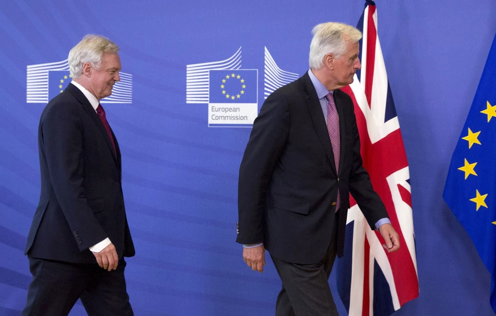 Trưởng đoàn đàm phán Brexit của EU Michel Barnier (phải) và Bộ trưởng phụ trách các vấn đề Brexit của Anh David Davis tại trụ sở EU ở Brussels (Bỉ) ngày 19-6. Ảnh: AP