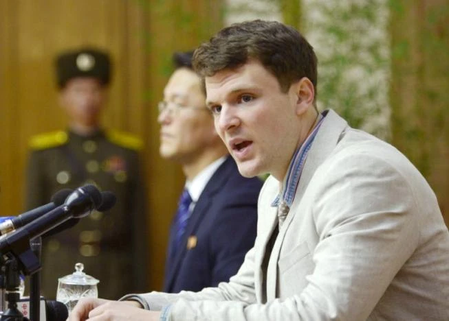 Sinh viên Mỹ Otto Warmbier tại một cuộc họp báo ở Bình Nhưỡng (Triều Tiên) tháng 2-2016. Ảnh: REUTERS
