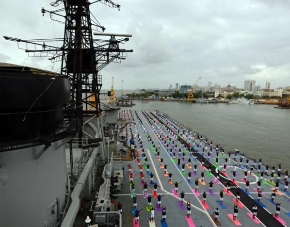 Lính hải quân Ấn Độ cùng tập yoga trên boong tàu sân bay INS Viraat không còn hoạt động ở Mumbai (Ấn Độ) ngày 21-6. Ảnh: REUTERS