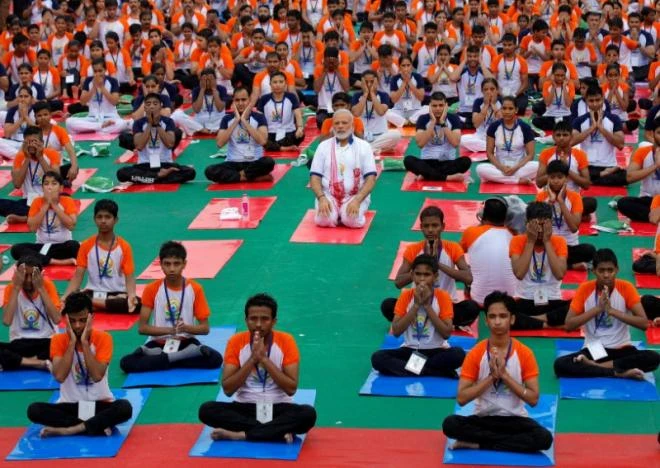 Thủ tướng Ấn Độ Narendra Modi (giữa) tập yoga với dân tại TP Lucknow, Uttar Pradesh (Ấn Độ) ngày 21-6. Ảnh: REUTERS