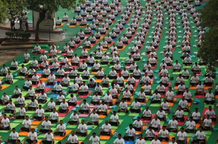 Dân Ấn Độ tập yoga tập thể ngoài trời nhân Ngày Yoga Quốc tế ở thủ đô New Delhi (Ấn Độ) ngày 21-6. Ảnh: REUTERS