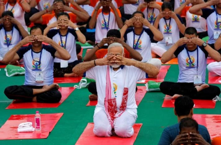 Thủ tướng Ấn Độ Narendra Modi (giữa) tập yoga với dân tại TP Lucknow, Uttar Pradesh (Ấn Độ) ngày 21-6. Ảnh: REUTERS